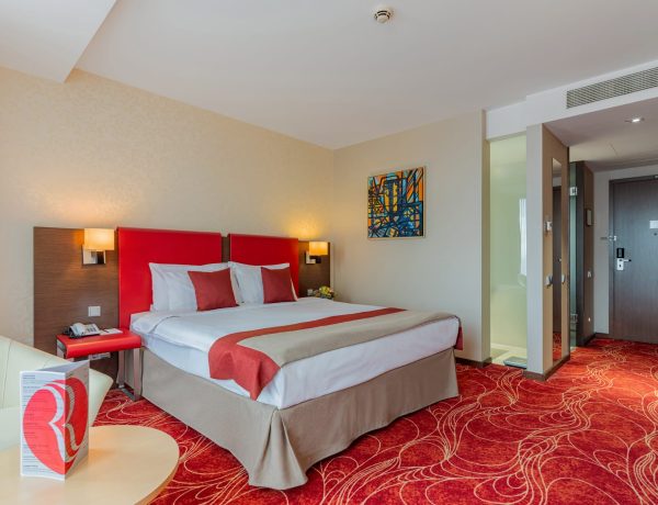 queen-executive-room-ramada-1