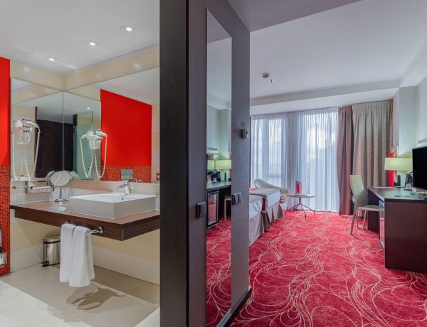 twin-executive-room-ramada-2
