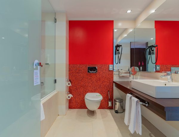 twin-standard-room-ramada-4